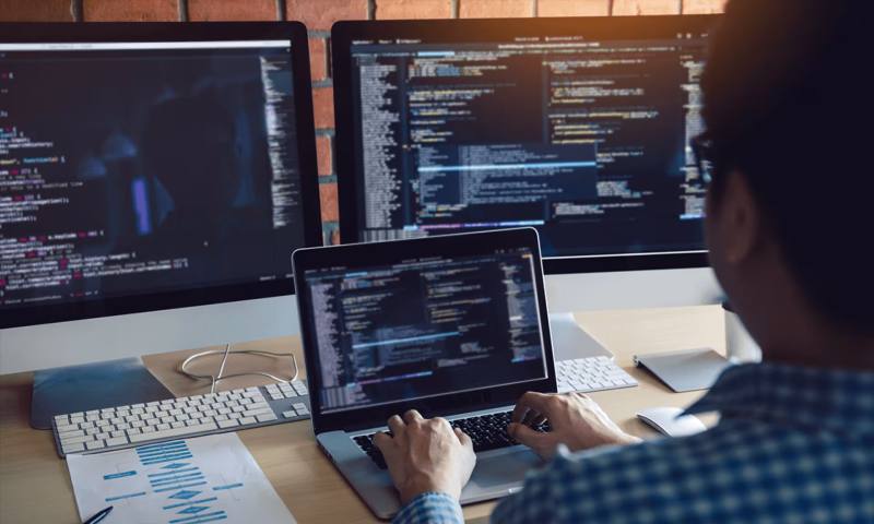数据科学选型：R与Python如何赋能安次区网站建设？